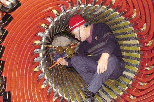 西安泰富西瑪電機吳高治、劉長安、張衛(wèi)華榮獲西安市勞動模范榮譽稱號。