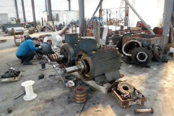 西安西瑪電機驅(qū)動軸修理中軸向間隙的測量。