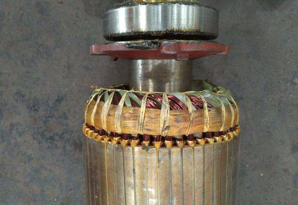 西安電機(jī)廠技術(shù)員關(guān)于高壓電機(jī)端部捆扎的重要性分析。